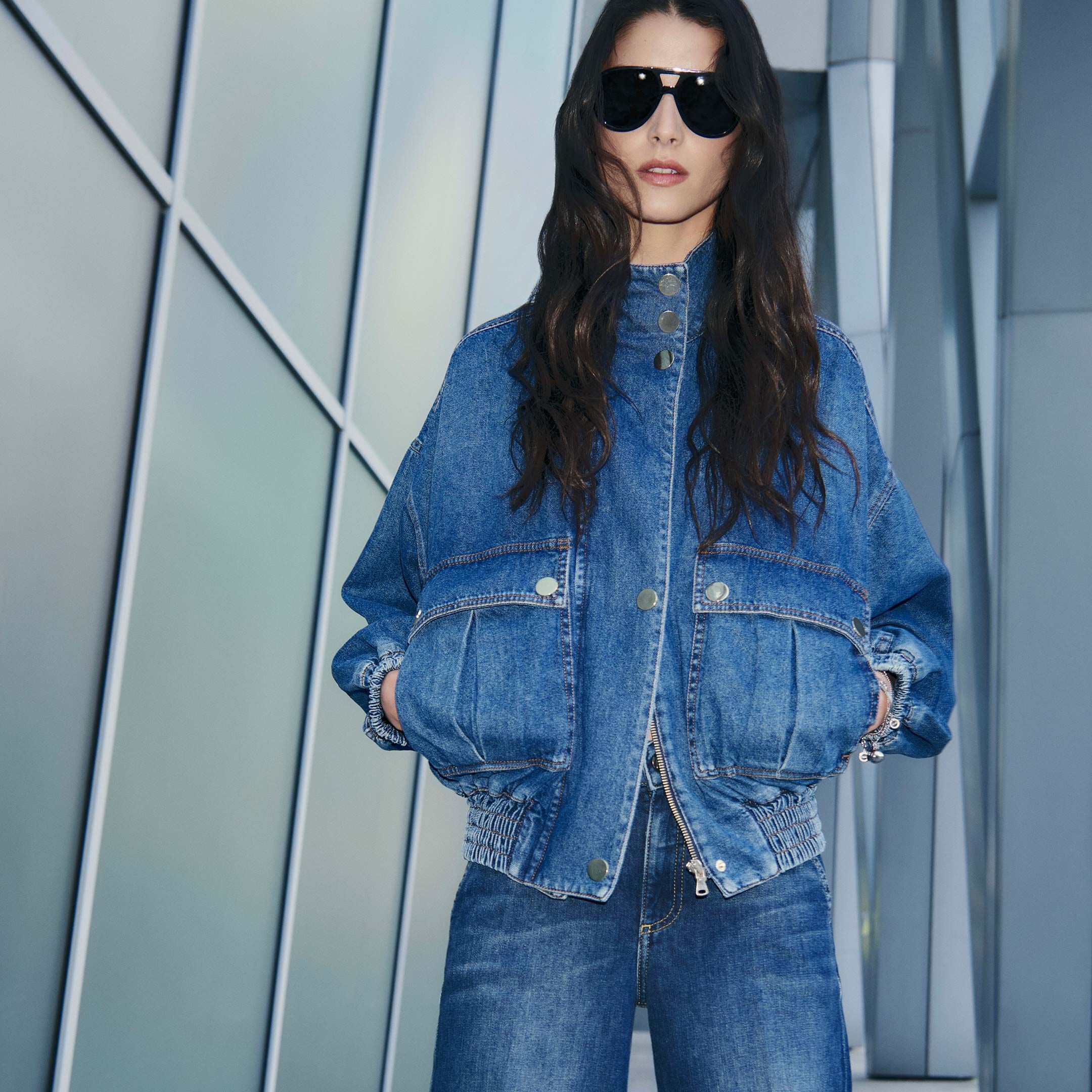 Mavi denim ceket ve pantolon kombiniyle Liu Jo kadın stili, modern ve rahat görünüm