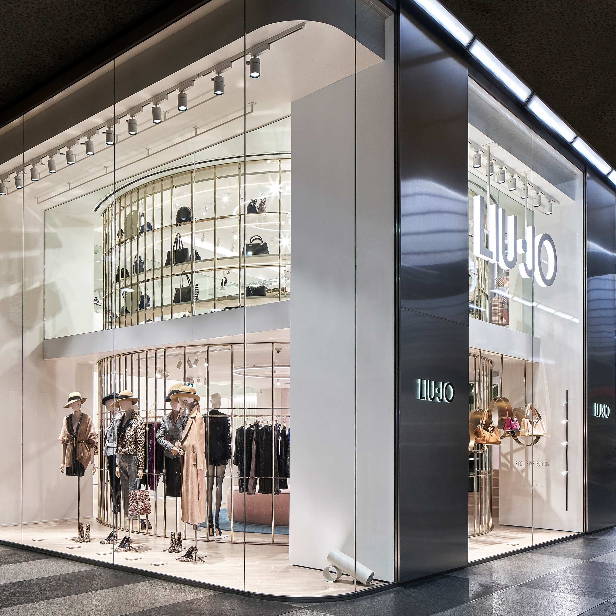 Liu Jo milano mağaza dış cephesi, modern vitrin tasarımı ve uluslararası perakende deneyimi
