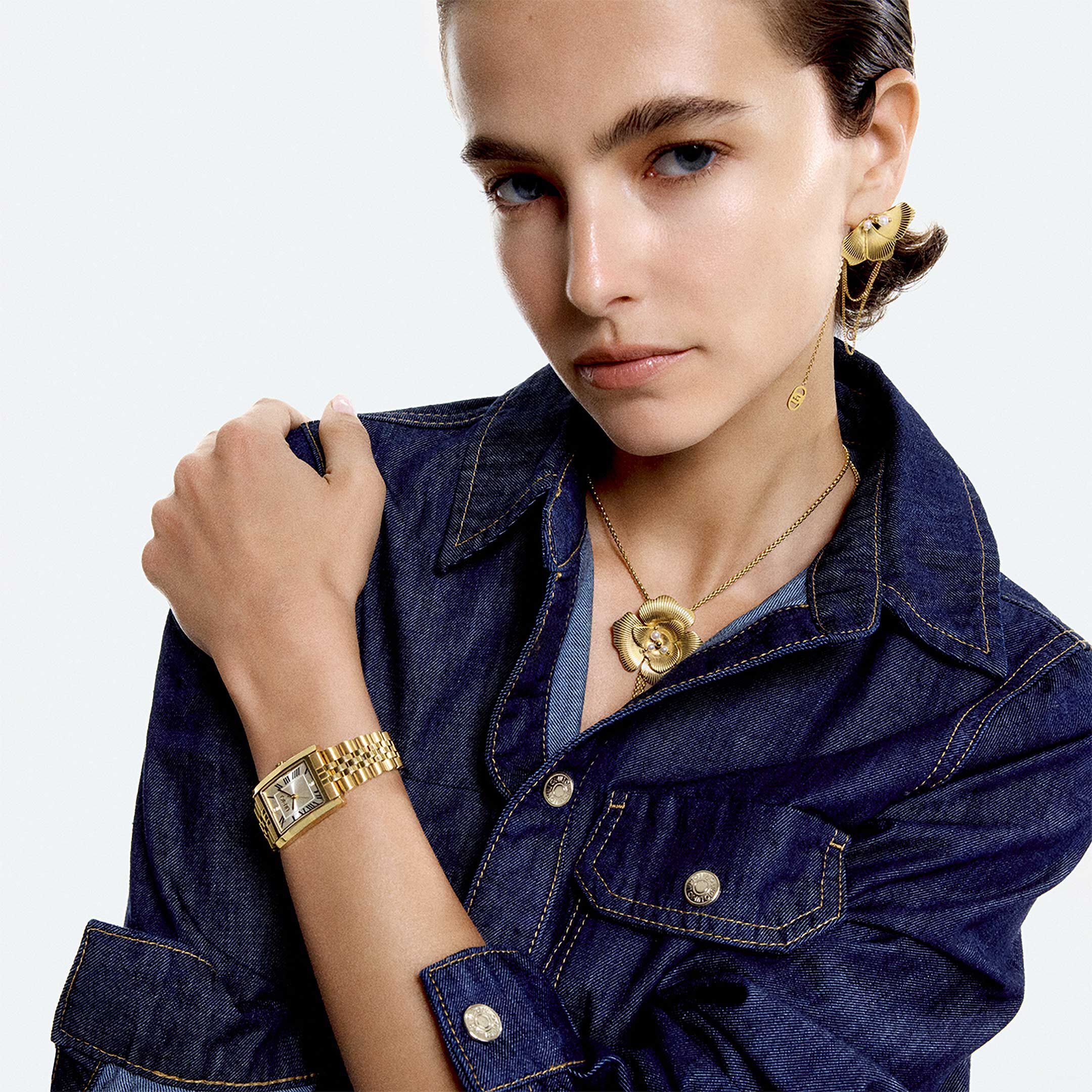 Altın tonlu Liu Jo takılarla tamamlanan denim kombin, modern ve zarif stil