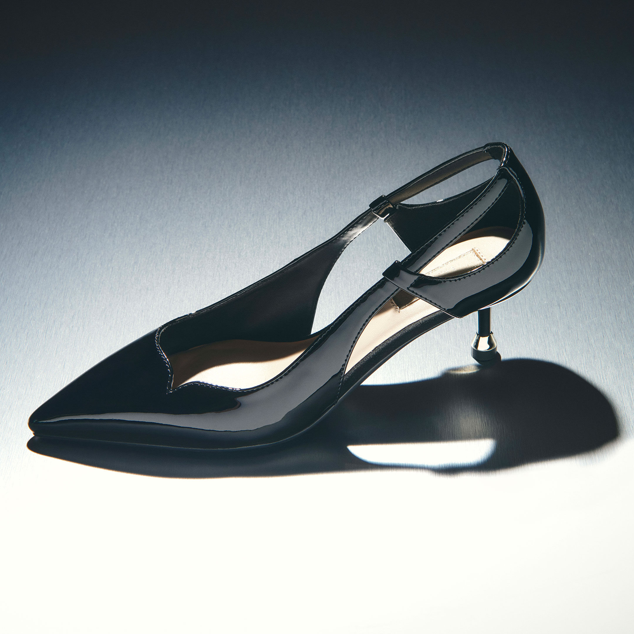 Siyah parlak topuklu Liu Jo kadın ayakkabısı, zarif ve modern tasarım