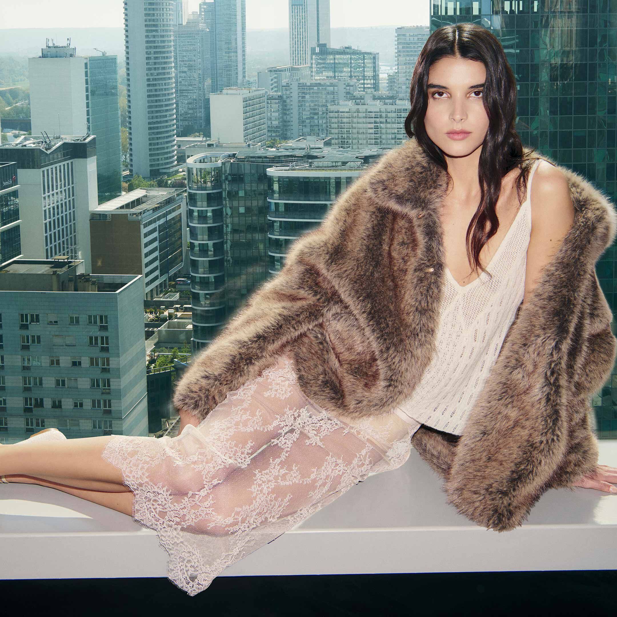 Tişört ve top kombinli Liu Jo kadın stili, zarif ve modern görünüm