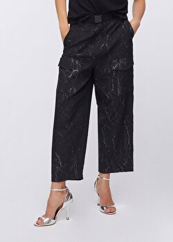 Siyah Metalik Jakarlı Pantolon ürünü görüntülemek için tıklayınız