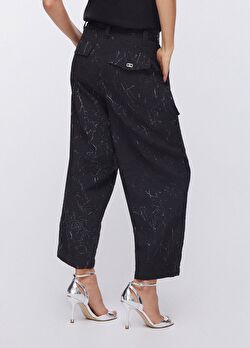 Siyah Metalik Jakarlı Pantolon ürünü görüntülemek için tıklayınız