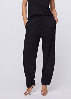 Siyah Felpa Balon Pantolon ürünü görüntülemek için tıklayınız