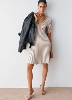 Bej / Beyaz Kısa Triko Elbise ürünü görüntülemek için tıklayınız