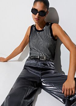 Siyah / Beyaz Çizgili Örme Bluz ürünü görüntülemek için tıklayınız