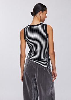 Siyah / Beyaz Çizgili Örme Bluz ürünü görüntülemek için tıklayınız