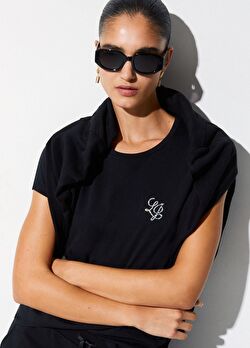 Siyah Kısa Kollu T-Shirt ürünü görüntülemek için tıklayınız