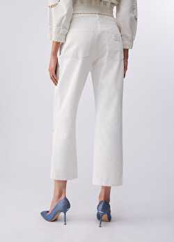 Beyaz Çiçek Işlemeli Straight Denim Pantolon ürünü görüntülemek için tıklayınız