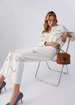 Beyaz Çiçek Işlemeli Straight Denim Pantolon ürünü görüntülemek için tıklayınız