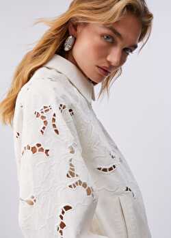 Beyaz İşlemeli Denim Bomber Ceket ürünü görüntülemek için tıklayınız