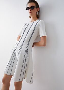 Beyaz / Lacivert Triko Elbise ürünü görüntülemek için tıklayınız