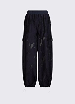 Organza Jakarlı Yan Cepli Pantolon ürünü görüntülemek için tıklayınız