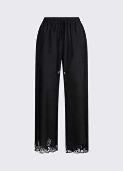 Siyah Işlemeli Jogger Pantolon ürünü görüntülemek için tıklayınız