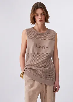 Bej Kapalı Yaka Örme Üst ürünü görüntülemek için tıklayınız