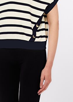 Beyaz / Mavi Kısa Kollu Felpa ürünü görüntülemek için tıklayınız