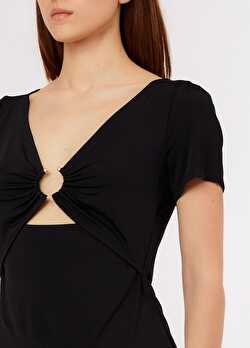 Halka Detaylı Cut-Out Bluz ürünü görüntülemek için tıklayınız