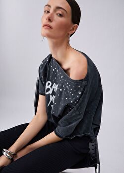 Taş Detaylı Baskılı T-Shirt ürünü görüntülemek için tıklayınız
