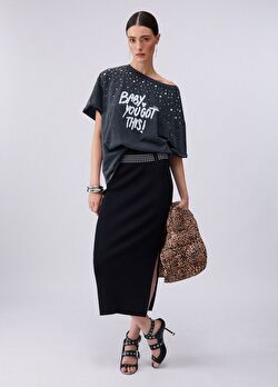 Taş Detaylı Baskılı T-Shirt ürünü görüntülemek için tıklayınız