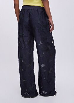 Organza Jakarlı Yan Cepli Pantolon ürünü görüntülemek için tıklayınız
