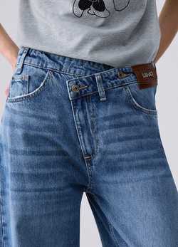 Asimetrik bel bandı ile düz kesim kot pantolon ürünü görüntülemek için tıklayınız