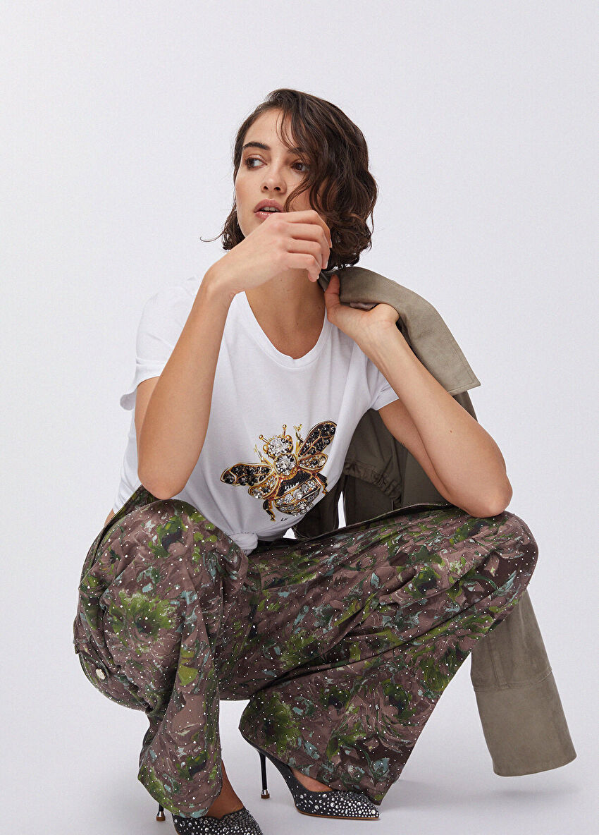 Beyaz Taşlı Arı  Baskı Kısa Kol T-Shirt