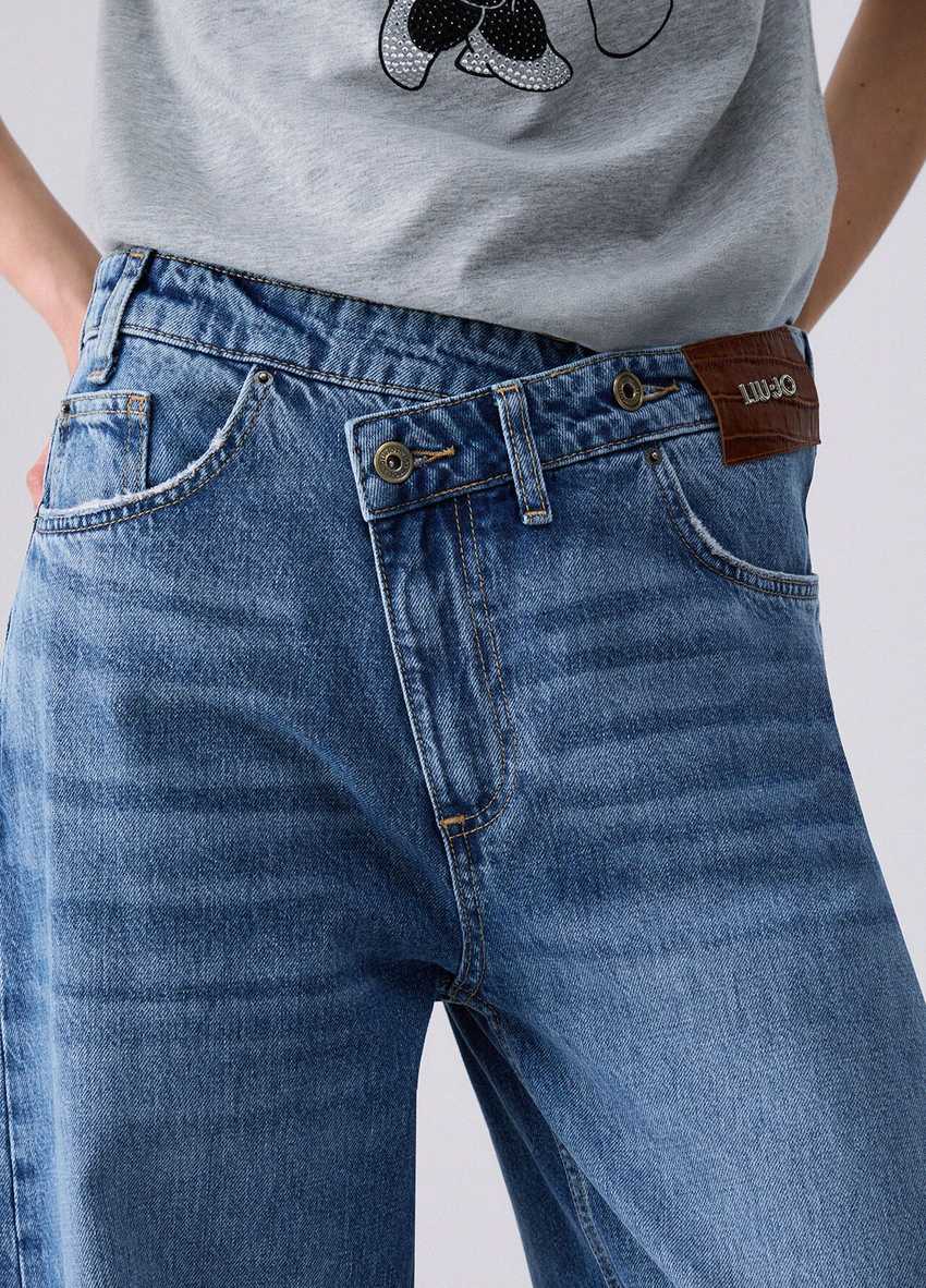 Asimetrik bel bandı ile düz kesim kot pantolon