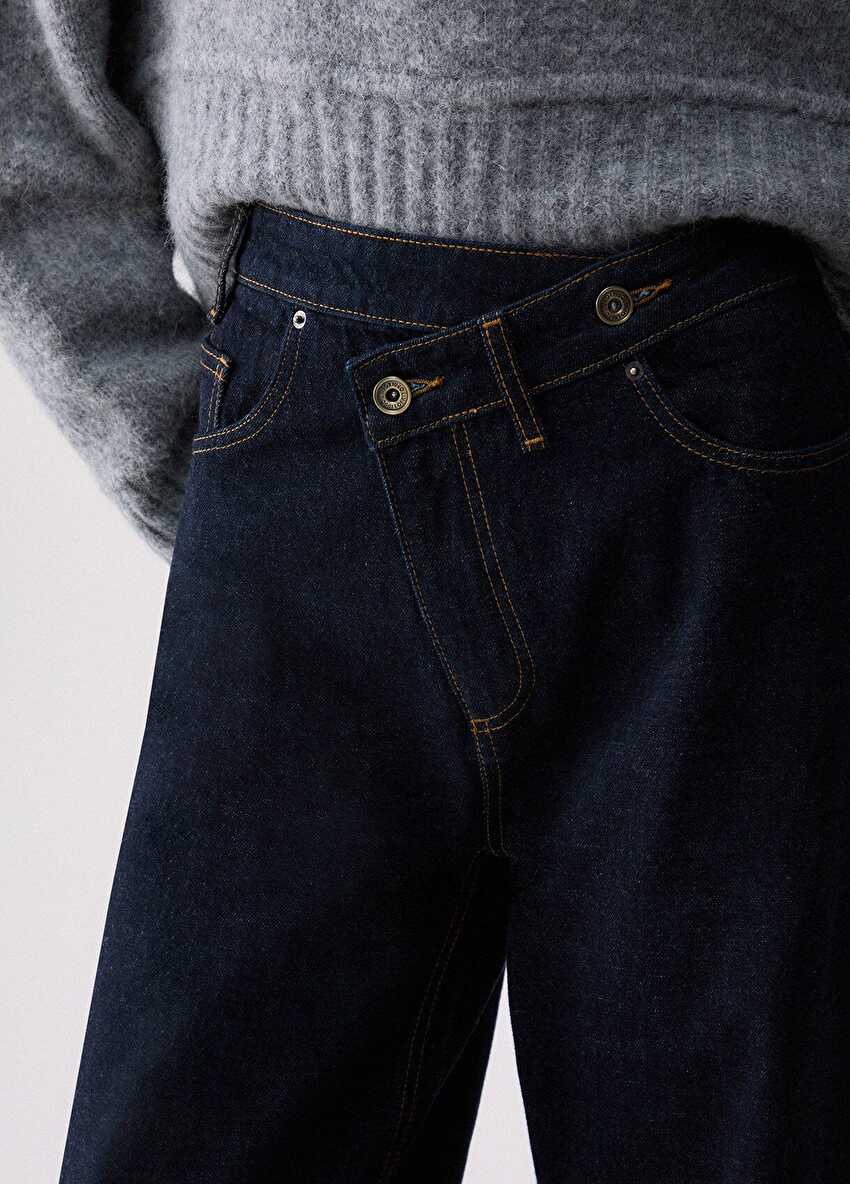 Asimetrik bel bandı ile düz kesim kot pantolon