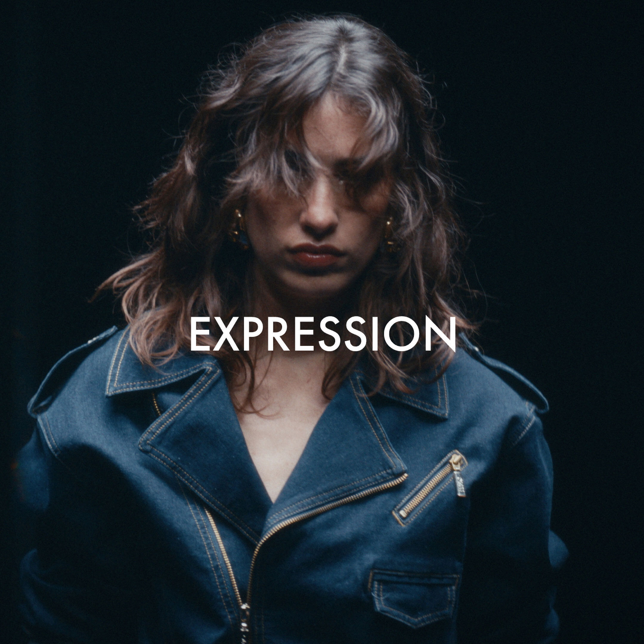 Liu Jo ORA manifesto kampanyası için poz veren model