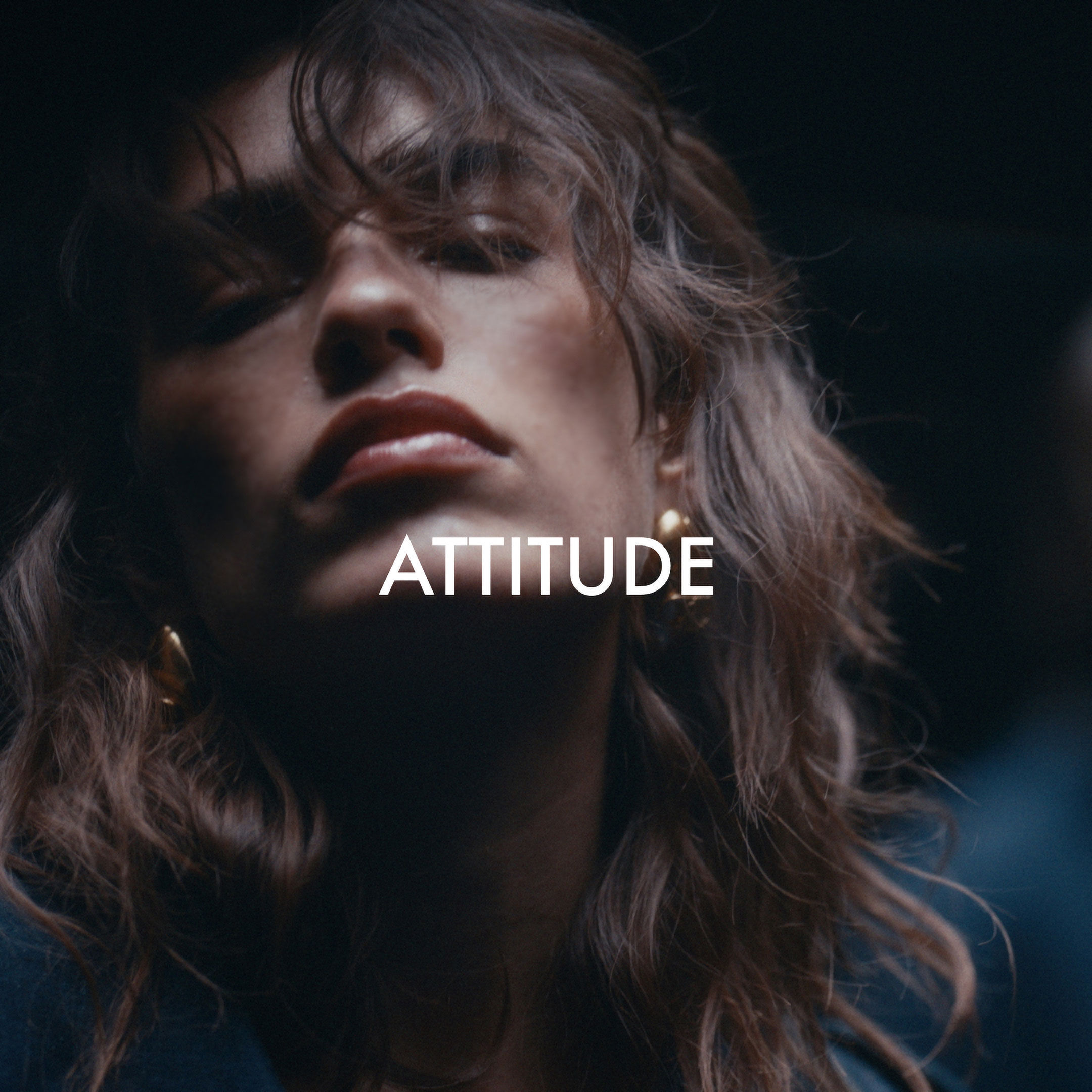 Özgüvenle poz veren Liu Jo ORA kadını